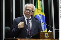 Pedro Simon explica gastos com saúde e sugere reflexão sobre privilégios de senadores