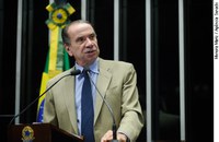 Aloysio Nunes pede medidas contra uso da internet para difamar políticos