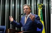 Alvaro Dias critica cancelamento de vôos na Copa