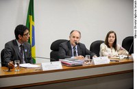 Combate ao analfabetismo exige poucos recursos, afirma Cristovam em audiência