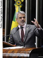 Humberto Costa rebate críticas de Eduardo Campos ao governo federal