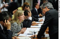 Gleisi pede vista e votação de federalização do ensino básico é adiada