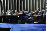 Prejuízo da Petrobras com compra de refinaria provoca discussão entre senadores