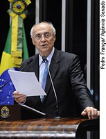 Suplicy defende fim de testes de cosméticos em animais