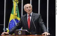 Suplicy diz que cantora Joan Baez reencontra Brasil democrático