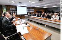 Coutinho minimiza investimentos do BNDES no exterior e enfatiza benefícios para exportadores