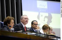 Valorizar o papel da mulher é motivo de orgulho para o Senado, diz Renan