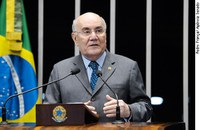 Rebaixamento de nota do Brasil mostra desacertos na economia, diz Flexa