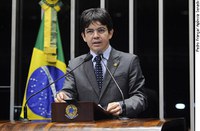 Randolfe Rodrigues defende revisão da Lei de Anistia