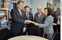 Senadores entregam requerimento para criar CPI da Petrobras