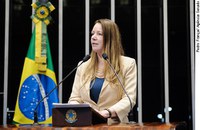  Vanessa Grazziotin homenageia fundador da Rede Calderaro de Comunicação