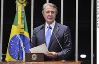 Collor critica burocracia e cobra investimentos em infraestrutura