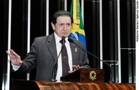 Mozarildo critica possível paralisação de vôos para Roraima