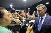 Aécio destaca força da oposição e se diz disposto a dialogar com o governo