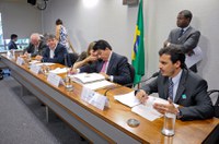 Debatedores divergem sobre presença obrigatória de farmacêuticos em farmácias