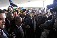 Multidão acompanha chegada de Aécio Neves ao Senado