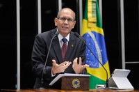 Anibal Diniz pede a Aécio e à oposição para auxiliar na união do país