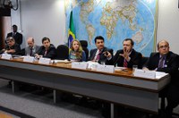 Exigência de farmacêutico em drogarias volta a causar polêmica em audiência pública