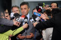 Aécio critica projeto do governo que altera meta de superávit