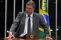 Sérgio Petecão protesta contra tratamento ao caso do ex-senador boliviano Roger Pinto Molina