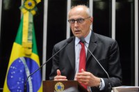 Suplicy comemora aprovação na CDH do projeto que institui a linha de pobreza