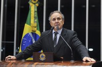 Cristovam: 'governo deveria reconhecer dificuldades e mostrar que situação exige sacrifícios'