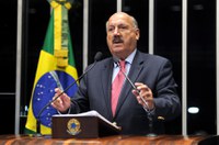 Reforma política é a tarefa mais urgente para o país, diz Luiz Henrique