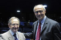 Ruben Figueiró e Suplicy homenageiam o poeta Manoel de Barros