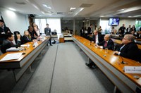 Comissão mista deve votar relatório da MP das Farmácias na quarta-feira