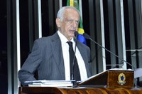 'Dilma tem que tomar uma atitude', diz Simon sobre escândalos da Petrobras