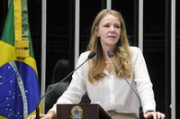 Vanessa Grazziotin diz que o Brasil tem que aproveitar este momento para mudar