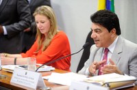 Com votação adiada, MP das Farmácias recebe críticas de deputados