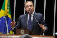 José Agripino protesta contra proposta do governo de alteração do superávit primário