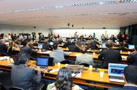 Mesmo em minoria, oposição consegue adiar votação de mudança no superávit de 2014