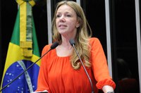 Vanessa Grazziotin defende mudança no cálculo do superávit