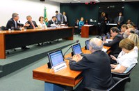 Votação de alteração na meta de superávit fica para a próxima semana