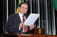 Mozarildo lê nota do TCE de Roraima contestando ataques de Jucá