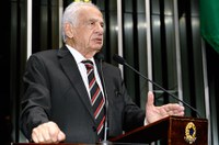 Simon manifesta preocupação com rumos do país diante das denúncias de corrupção