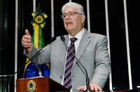 Requião defende regulação da mídia e fim do monopólio da comunicação