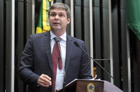  Lindbergh pede aprovação do projeto que flexibiliza meta do superávit primário