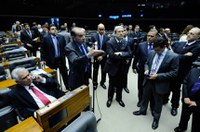 Votação de nova meta para superávit fica para terça-feira