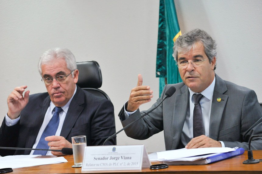 “O atual marco legal não beneficia nenhum setor”, afirma Jorge Viana, que aparece na foto ao lado do presidente da Comissão de Meio Ambiente, Otto Alencar