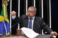 Paulo Paim pede cuidado na discussão do projeto que regulamenta a terceirização