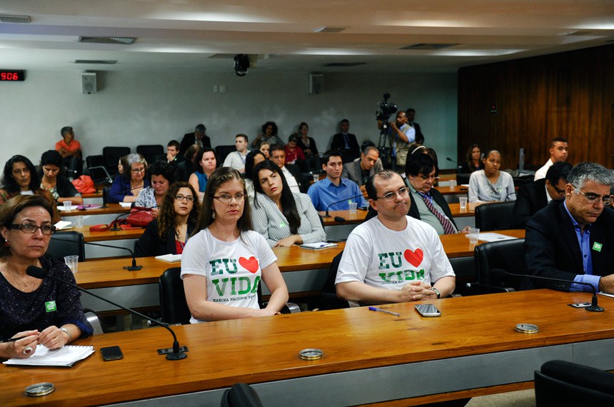 Apoiadores e cidadãos contrários à sugestão de projeto de lei acompanharam a primeira audiência