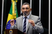 Telmário Mota lamenta uso da força policial contra professores no Paraná 