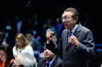 Senadores comemoram possibilidade de aposentadoria de ministros do STF aos 75 anos 