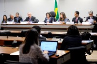 CE vota projeto que prevê bolsa de estudo para manter alunos carentes nas universidades