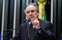 Cristovam Buarque aponta retrocesso do Brasil na área de educação