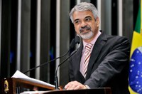 País não está 'à beira de um abismo', afirma Humberto Costa