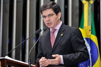 Randolfe Rodrigues lamenta veto a reintegração de servidores dos territórios